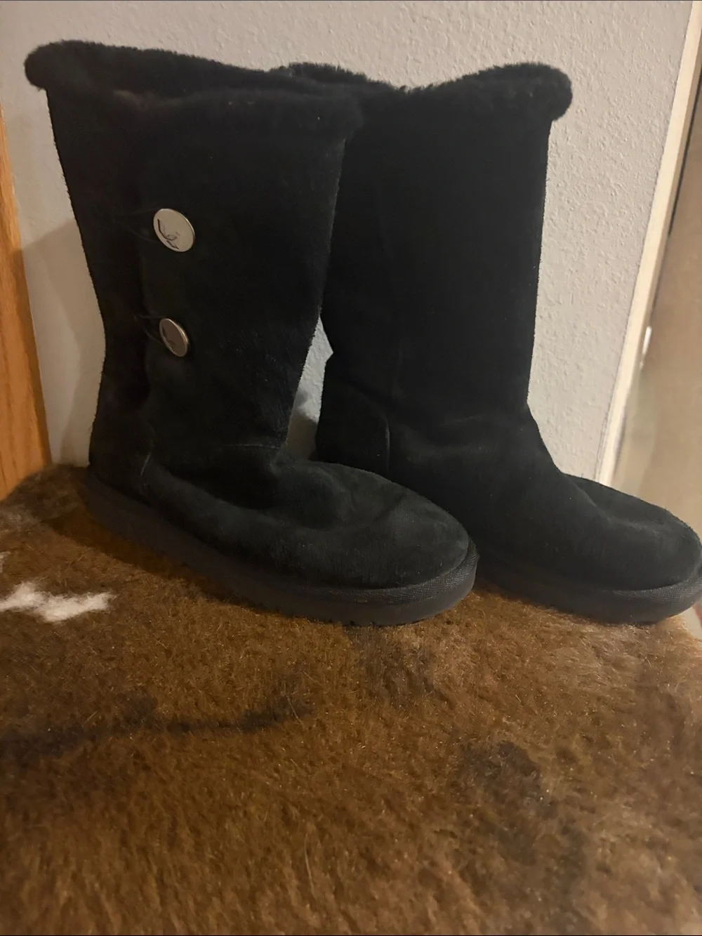 Women's Black Button-Accent kookaburra by UGG